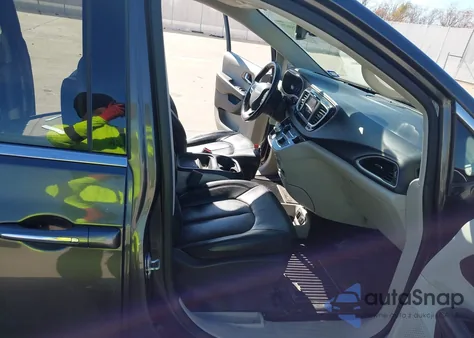 2019 Chrysler Pacifica Touring L z USA, uszkodzony, nr VIN 2C4RC1BG3KR704703